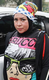 Melly tampil dengan hijab hitam yang dipadu dengan kupluk warna-warni. Pool/Gus Mun/detikFoto.