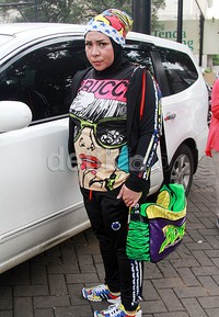 Sesuai dengan kupluknya, Melly juga tampil dengan jaket, kaus, celana, sepatu, hingga tas yang pernuh warna. Pool/Gus Mun/detikFoto.
