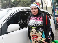 Ia tetap percaya diri dengan penampilannya tersebut. Pool/Gus Mun/detikFoto.