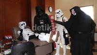 Komunitas pecinta Star Wars di Indonesia mengunjungi Palang Merah Indonesia (PMI) yang berada di jalan Keramat Raya, Jakarta Pusat, Jumat (30/4) lalu. Uniknya, mereka mengenakan kostum seperti karakter dalam film kreasi George Lucas itu.