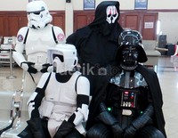 Para karakter dari sisi gelap The Force ternyata punya jiwa sosial. Darth Vader, Stormtrooper, Darth Nihilius dan Scout Tropper menunggu giliran untuk donor darah.