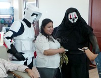 Scout Trooper dan Darh Nihilius menghibur para pendonor dengan foto bersama.