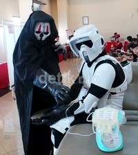 Darh Nihilius menemani Scout Trooper usai menyumbangkan darahnya.