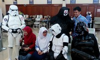 Darth Vader cs berbaur dengan pendonor lainnya di PMI Keramat Raya.