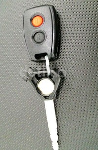 Remote Control Autosafe memiliki tombol Lock (Aktif) dan UnLock (Non Aktif). Tombol Lock berfungsi untuk mengunci dan mengaktifkan sistem sedangkan tombol UnLock untuk membuka kunci.