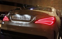 Ini dia tampang Mercy CLA 45 AMG. Karakter sporty khas AMG secara jelas terlihat dari bentuknya yang tangguh, dinamis dan memikat, termasuk tampilan depan yang terpancar pada twin-blade dan grill radiator berwarna titanium grey yang memperkokoh lambang bintang di bagian tengahnya.