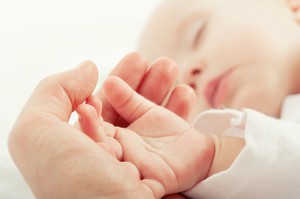 Bayi Tak Disarankan Tidur di Ranjang yang Terlalu Empuk, Ini Risikonya