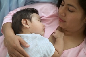 Ngantuk Berat? Sebaiknya Ibu Tidak Susui si Kecil Sambil Tiduran Ya