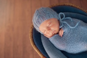 Membedong Bayi Saat Hendak Tidur, Perlukah?