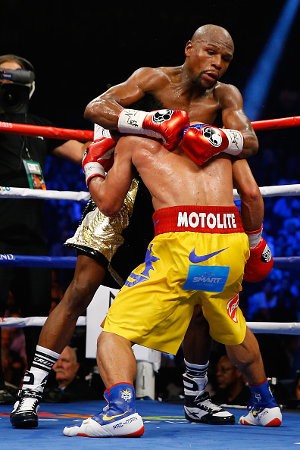 Mayweather yang Suka Memeluk Jadi Olok-olok di Media Sosial