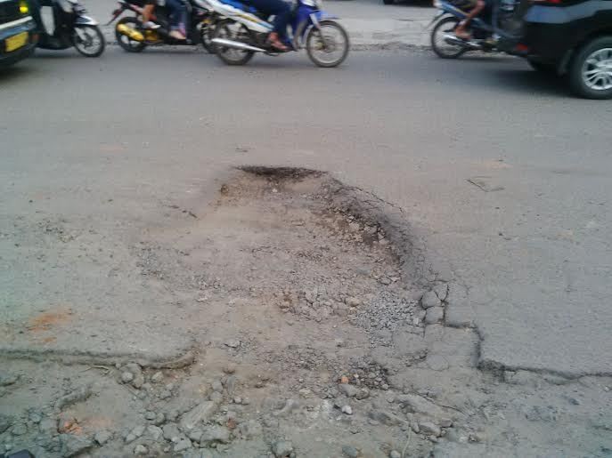 Bu Airin, Kenapa Jalan Rusak Parah di Ciputat Ini Belum Diperbaiki?