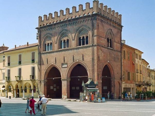 Ingin Selfie, Dua Turis Rusak Patung Hercules