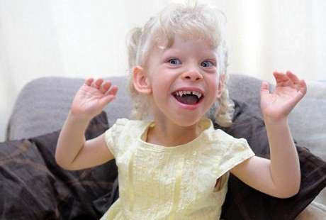 Kena Penyakit Langka, Bocah Ini Tak Takut Orang Asing dan Kelewat Ramah