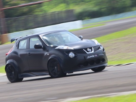 Bermain-main dengan Si Monster Nissan Juke-R