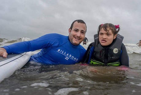 Tak Bisa Jalan Karena Sindrom Langka, Hidup Sam Berubah Berkat Selancar