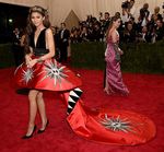 Bertabur Bintang di Red Carpet Met Gala 2015 (3)
