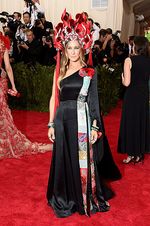 Bertabur Bintang di Red Carpet Met Gala 2015 (2)