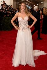 Bertabur Bintang di Red Carpet Met Gala 2015 (2)