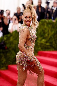 Rambutnya diikat seperti genie. Dimitrios Kambouris/Getty Images/detikFoto.