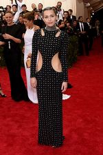 Bertabur Bintang di Red Carpet Met Gala 2015 (3)