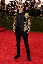 Gaya Justin Bieber Berjas Naga Emas, Keren?