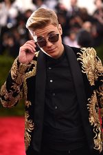 Gaya Justin Bieber Berjas Naga Emas, Keren?