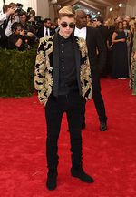 Gaya Justin Bieber Berjas Naga Emas, Keren?