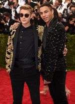 Gaya Justin Bieber Berjas Naga Emas, Keren?