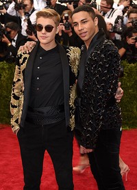 Justin hadir bersama Olivier Rousteing. Larry Busacca/Getty Images/detikFoto.