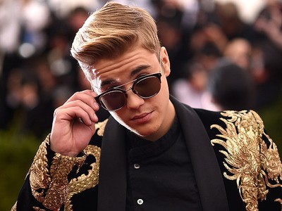 Gaya Justin Bieber Berjas Naga Emas, Keren?