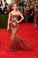 Kim K Lewat! Jennifer Lopez Tampil Tanpa Underwear di Met Gala 2015