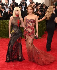 J.Lo berpose bersama desainer Donatella Versace. Larry Busacca/Getty Images/detikFoto.