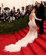Lekukan Tubuh Kim Kardashian dalam Balutan Gaun Menerawang