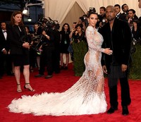 Ibu satu anak itu memamerkan lekukan tubuhnya lewat balutan gaun tersebut. Dimitrios Kambouris/Getty Images/detikFoto.
