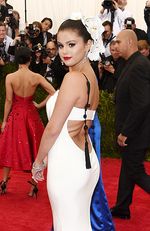 Ayunya Selena Gomez Bersanggul
