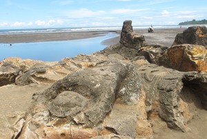 Menjenguk Malin Kundang di Pantai Air Manis