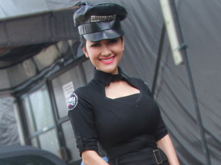 Julia Perez, Super Woman yang Masih Mencari Super Man