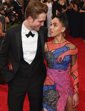 Tunangan Robert Pattinson Tampil dengan Gaun Bergambar Alat Kelamin