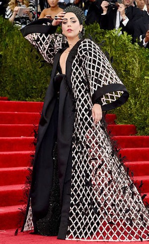 Foto: Tampil Perdana di Met Gala, Lady Gaga Bawa 14 Ribu Bulu
