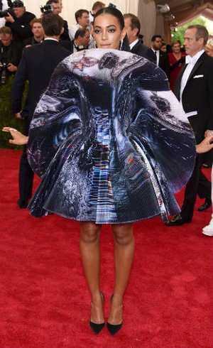 Gaun Futuristik Solange Knowles di Met Gala Disebut Mirip Ikan Pari