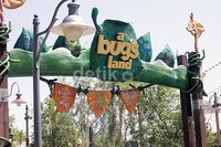 Wahana-wahana di Disneyland memiliki tema yang kuat dari karakter-karakter dalam cerita produksi Disney.