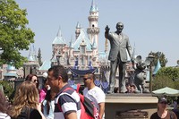 Patung Walt Disney menyambut sebelum masuk ke istana Beauty and The Beast.