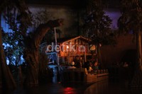 Pengunjung menelusuri gua dan perkampungan di wahana Pirates of the carribean.