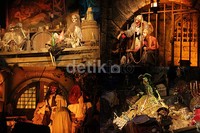Perahu yang membawa pengunjung ke wahana Pirates of Carribean akan melewati berbagai macam properti seperti dalam filmnya.