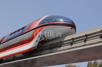 Berkeliling kawasan Disneyland dengan kereta cepat dengan desain modern.