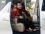 Pose Raffi Ahmad di Alphard Putih Nagita Slavina
