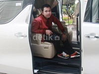 Di kesempatan itu, Raffi tampil dengan busana warna merah dan celana hitam serta sepatu warna-warni. Pool/Gus Mun/detikFoto.