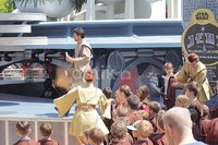 Ketika pelajaran berlangsung, tiba-tiba dari bawah tanah muncul Darth Vader bersama pasukan Stormtrooper dengan kostum yang benar-benar serupa seperti di film 'Star Wars.