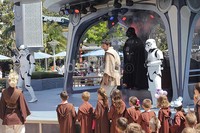 Tak seperti Star Tour yang menggunakan teknologi canggih, Jedi Training Academy memberikan pengalaman langsung. Pertama-tama, anak-anak yang terpilih akan dipakaikan baju seperti ksatria Jedi lengkap dengan lightsaber.