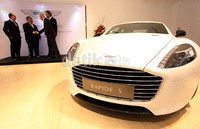 Showroom ini menampilkan mobil-mobil andalan Aston Martin. Salah satu mobil yang dipajang adalah Rapide S.